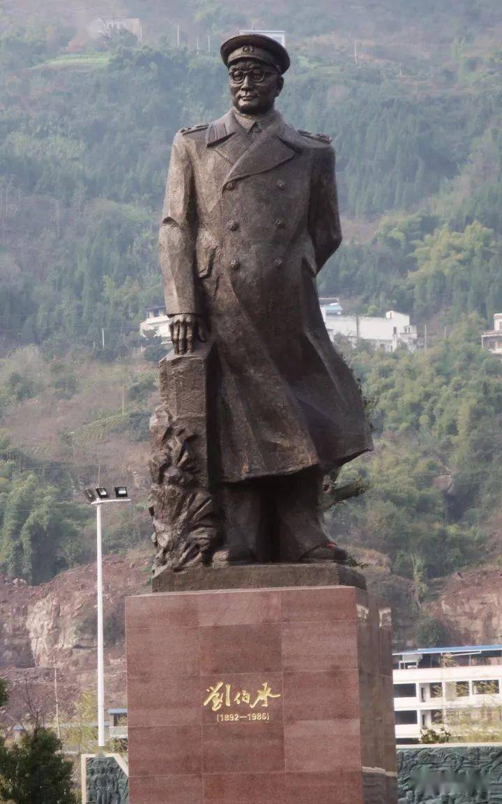 《刘伯承元帅纪念像》铸铜/高700cm/2013年重庆开县刘伯承纪念馆收藏