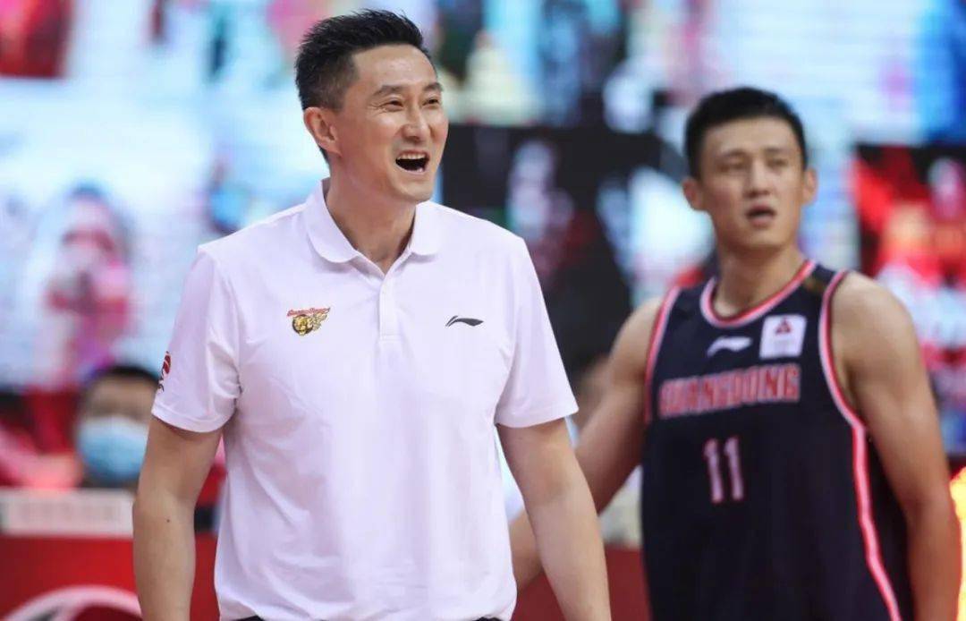 更夸张的是,杜锋比赛中一个暂停也没有喊,全让球员们自己解决