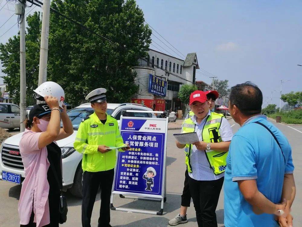 大隊依託農村勸導站宣傳陣地大力開展一盔一帶交通安全宣傳勸導活動