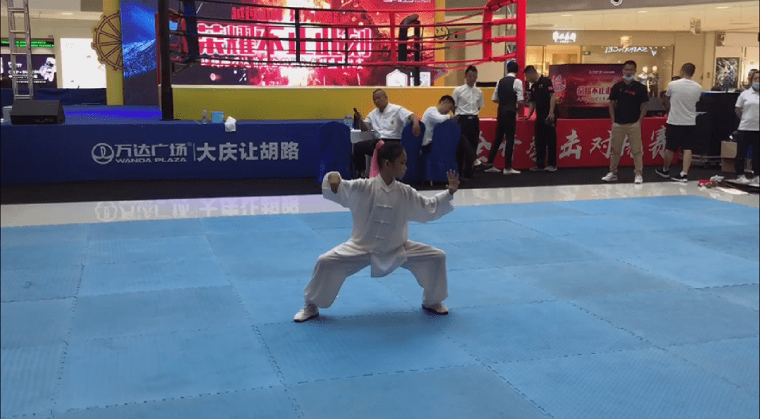 青春须早为张羽彤小朋友展示龙身蛇形太极拳