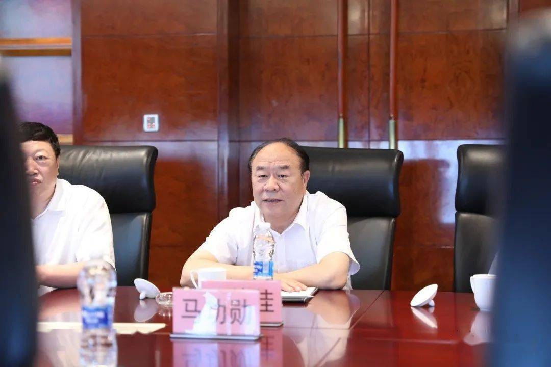 市长于学利陪同马功勋一行参观考察了大学科技园和部分高新