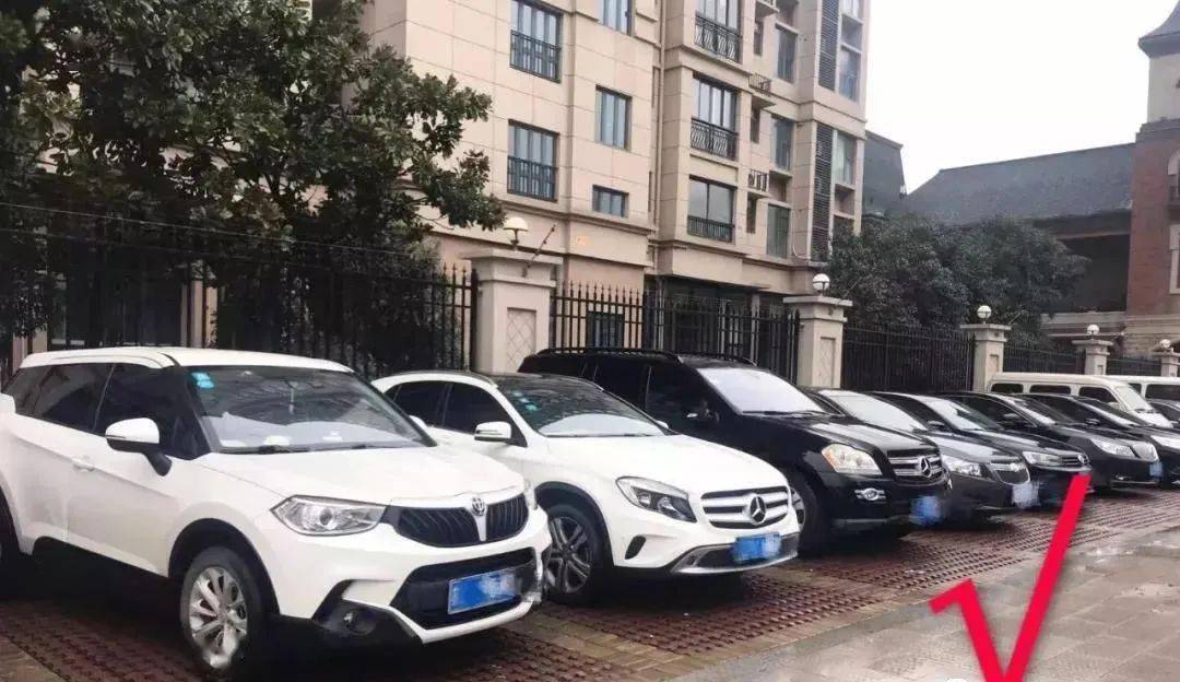 汽车停放一致,井然有序