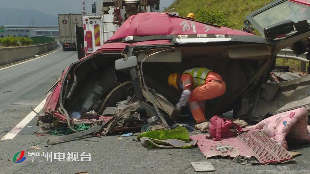 甬莞高速潮州段:货车失控冲上山坡 车损严重