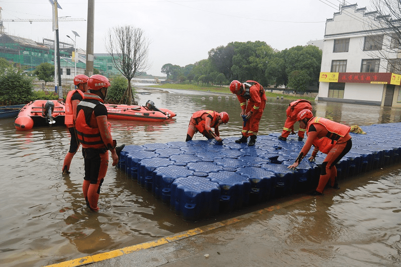 消防员正在铺设浮筒(央广网发 九江市消防救援支队供图)