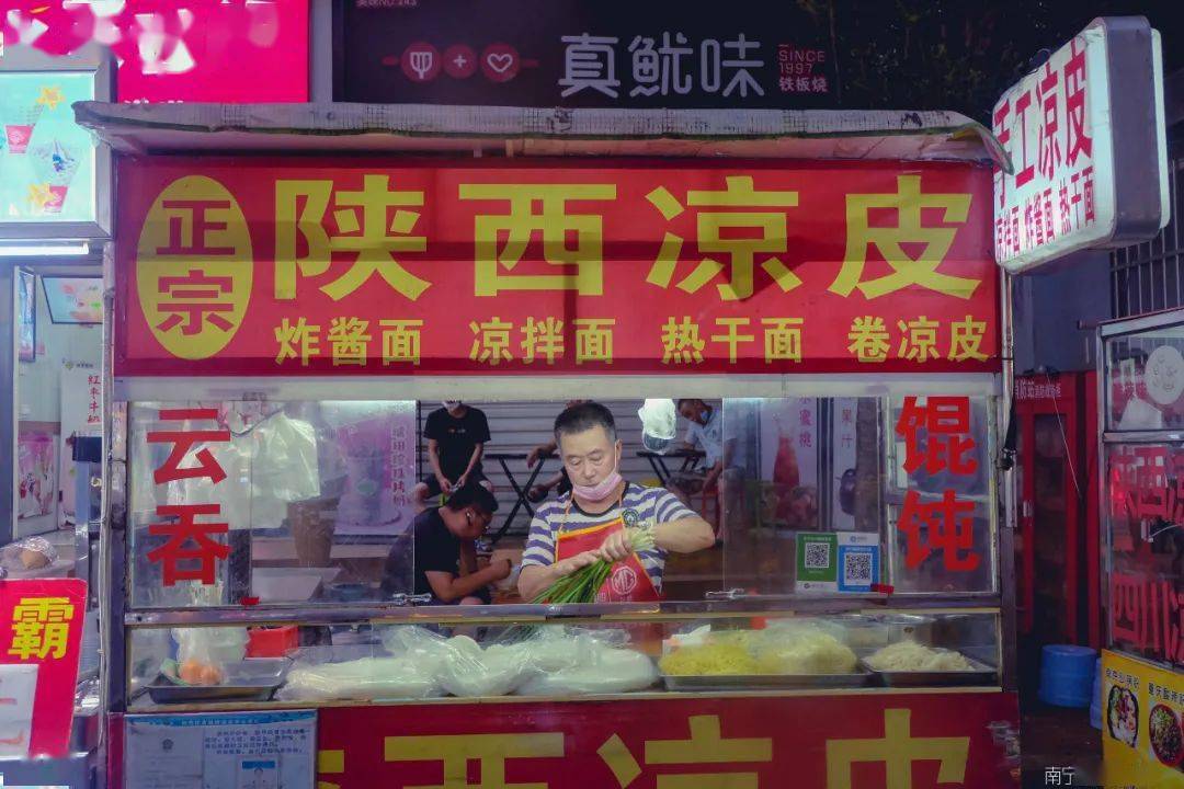 附近的居民都喜欢来这家凉皮小摊打包带走.