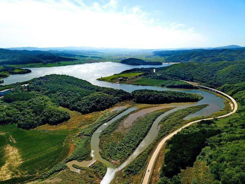 截叶赫河成湖,是以防洪,除涝为主,结合灌溉,养鱼,发电等多功能调节的