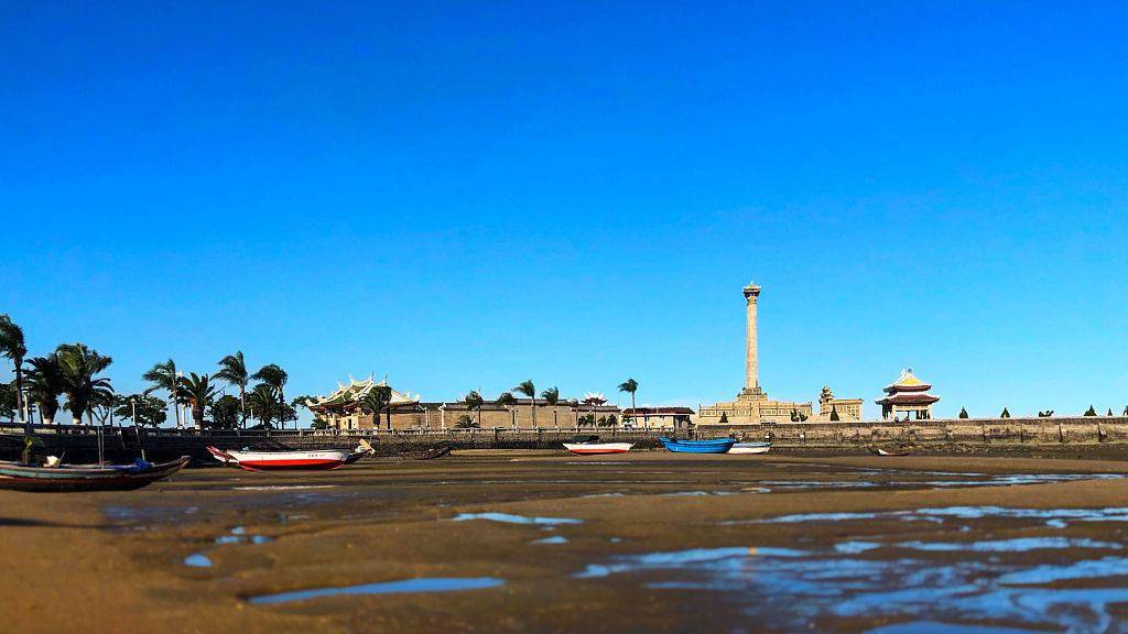 廈門天氣晴朗 集美鰲園上空純淨通透