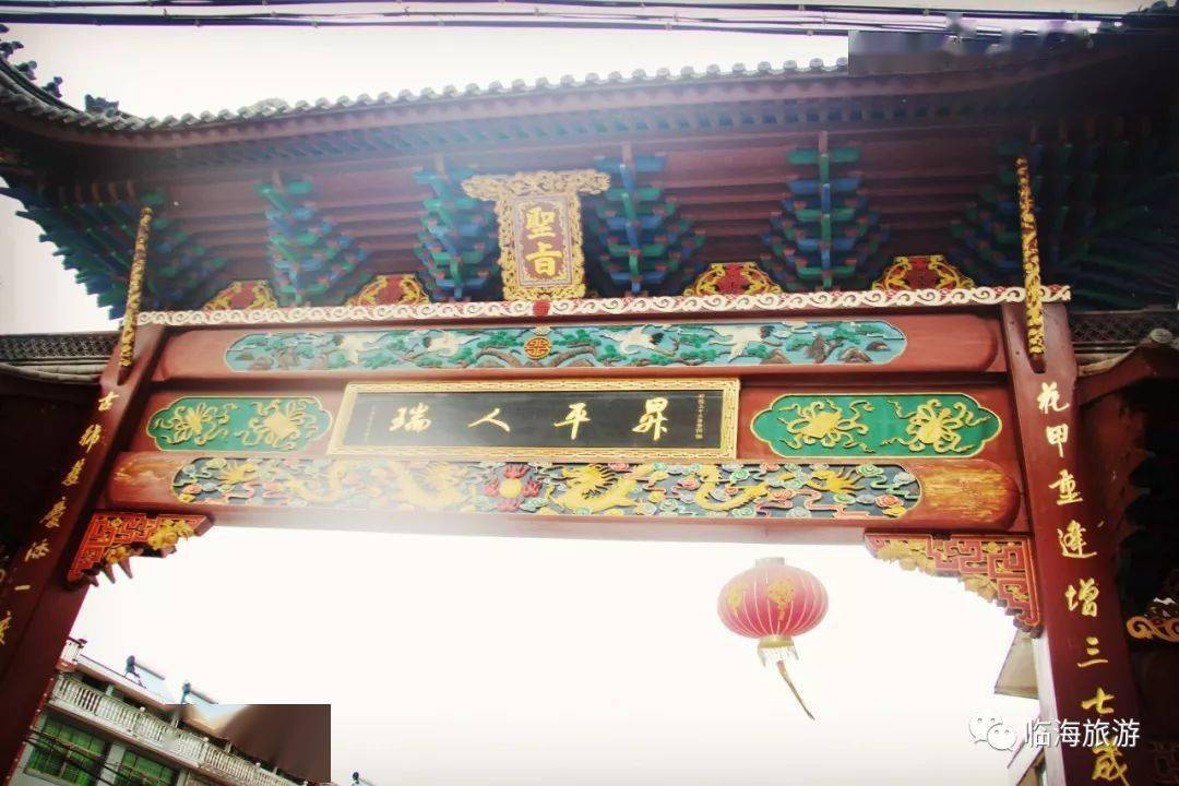 的北首就是"百岁坊"的所在,这块牌坊原是为岭根村百岁老人王世芳而建