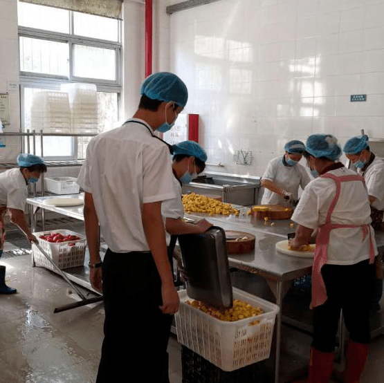 南朗市场监管工作人员分别驻点中山纪念中学和云衢中学堂食,全程监督