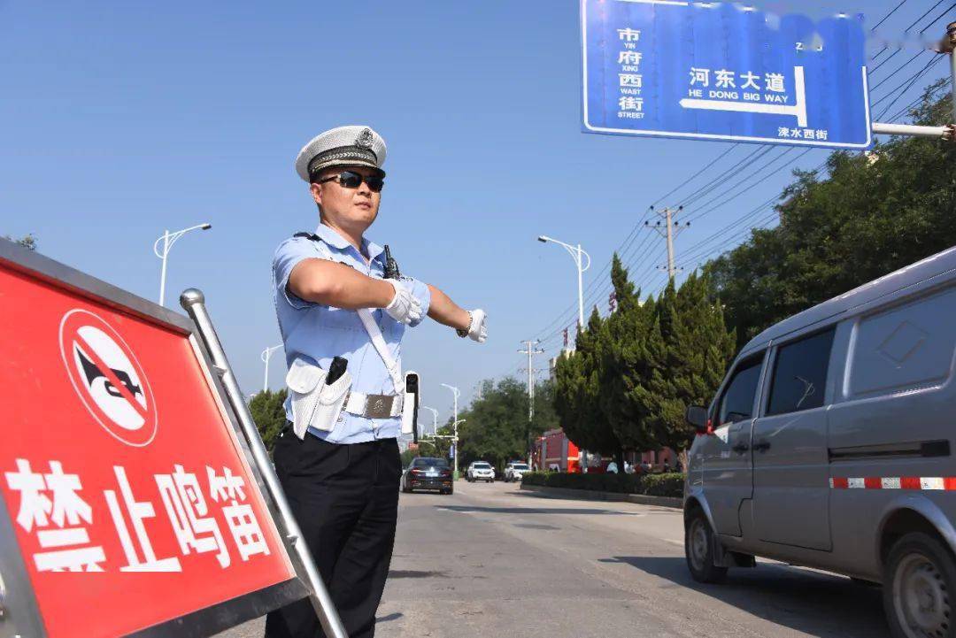 永济交警护航中考加油学子们