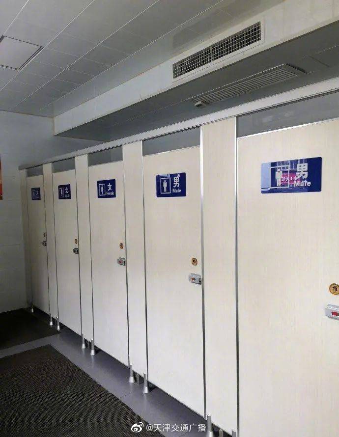 天津 公厕男女厕位设在一间屋子里