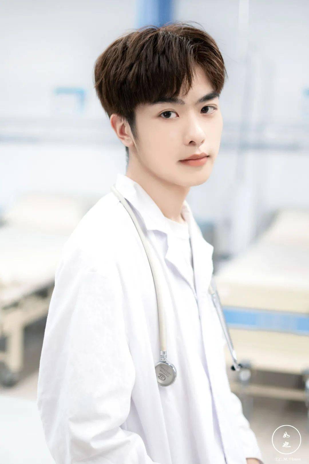 你可能会想到医学生们身穿着白大褂,帅气迷人的样子!