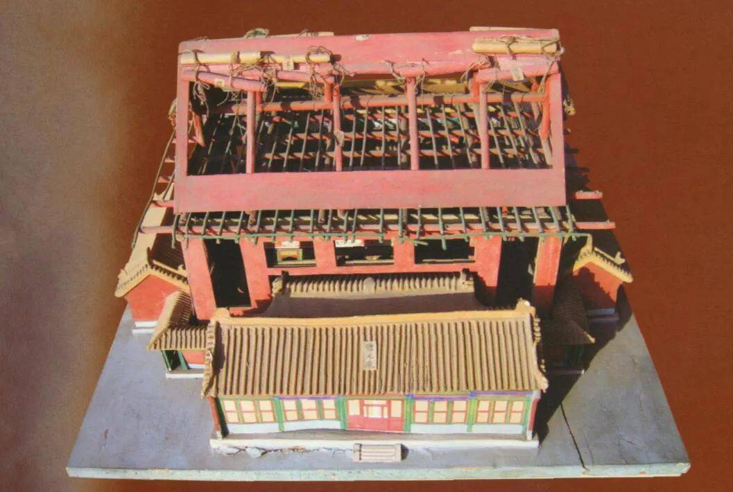 搭凉棚一般在阴历四月开始,就是在宫殿顶上和院里搭个顶盖来遮蔽阳光.