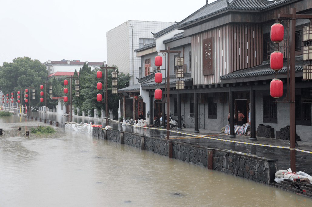 7月15日開始半湯河水位迅速上漲,7月17日,半湯老街告急