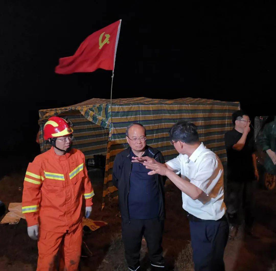 雨夜馳援戰管湧淮南消防抗洪突擊隊搶護淮河大堤側記