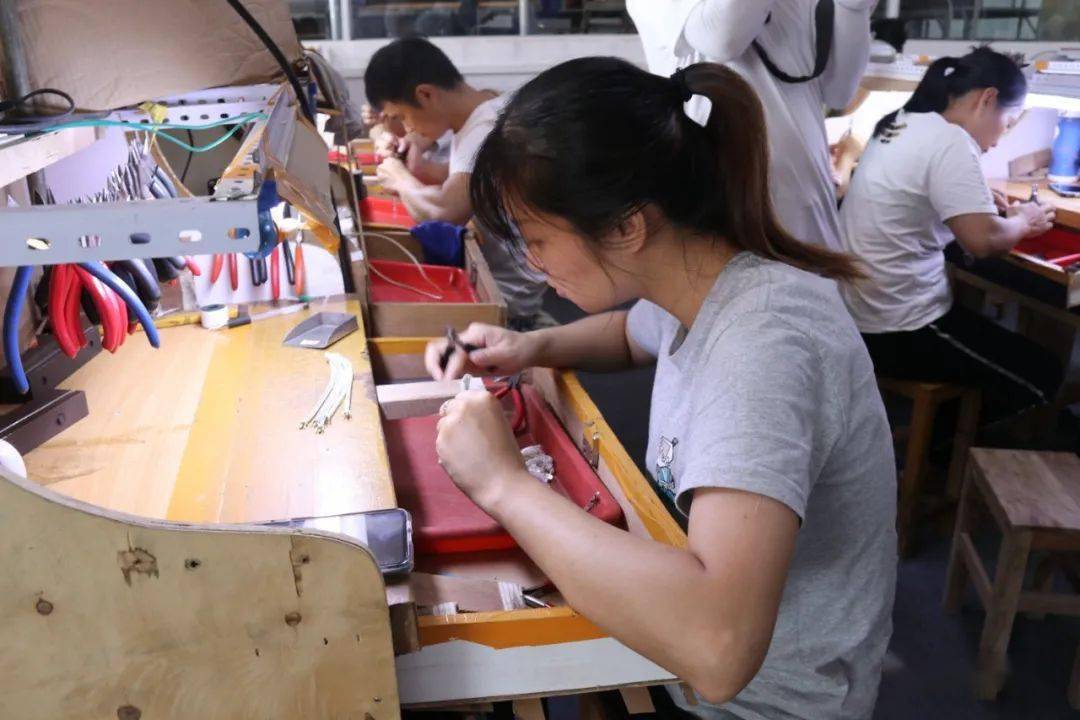 首饰加工厂工人正在加工首饰图文/编辑:胡莎莎审核:黄桥生,刘远春出品