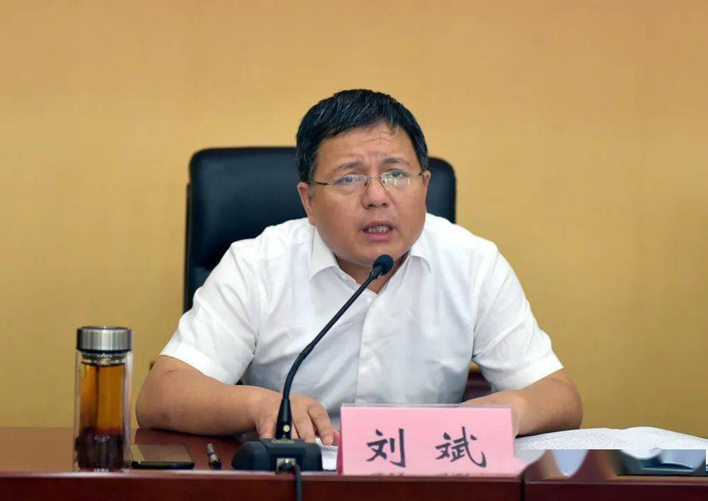 市政府副秘书长李华龙主持会议.