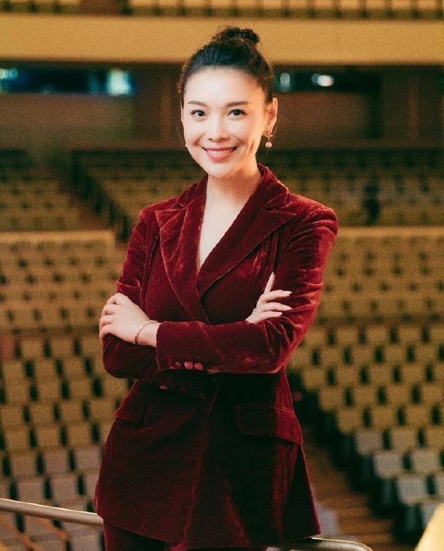 跨界歌王女主持离职也滋润与友人下午茶被拍豪宅也惹人羡