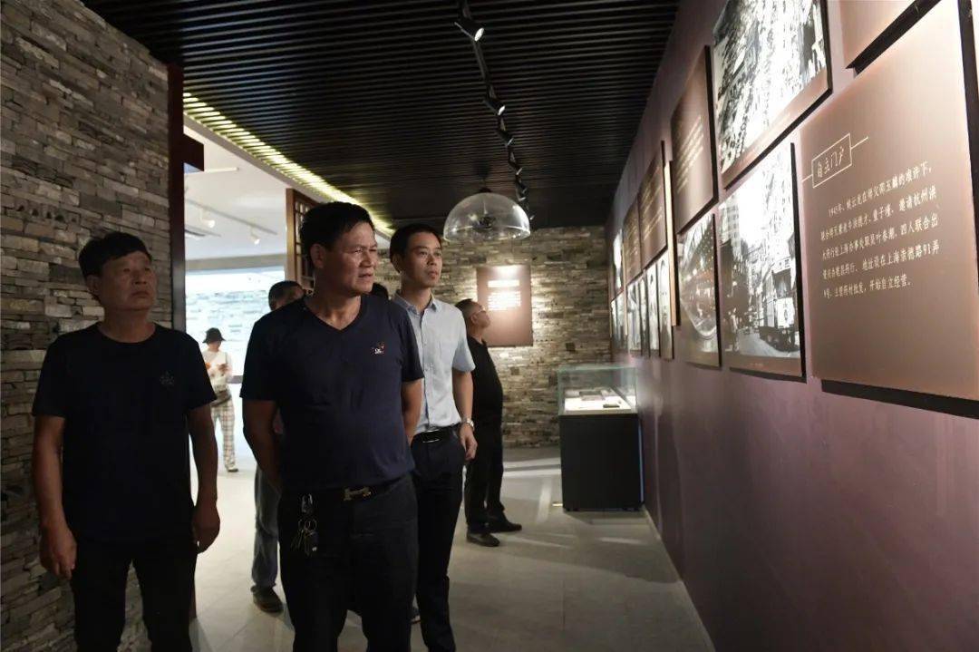 参观姚云龙纪念馆此次会前活动是为镇党委政府科学决策献计出力,也