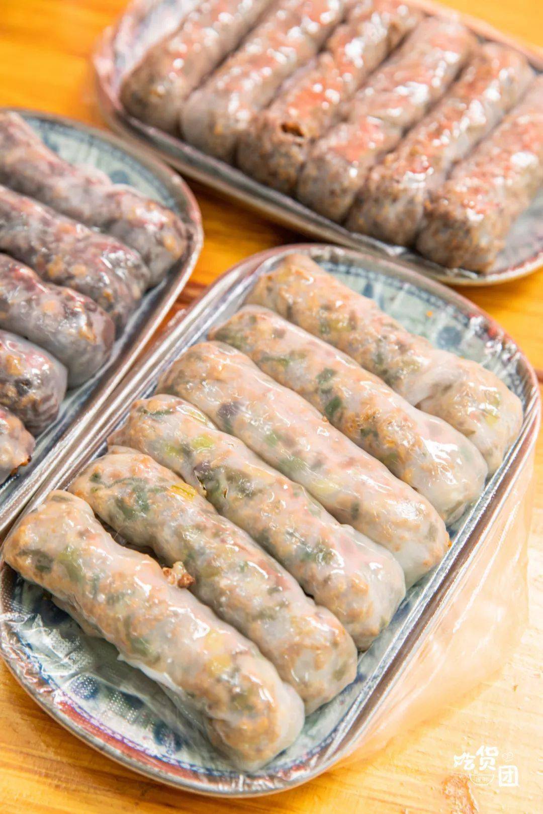 小卷粉有香菇,木耳炒肉,葱花炒肉和什锦4种馅儿的,  口味虽少,但都是