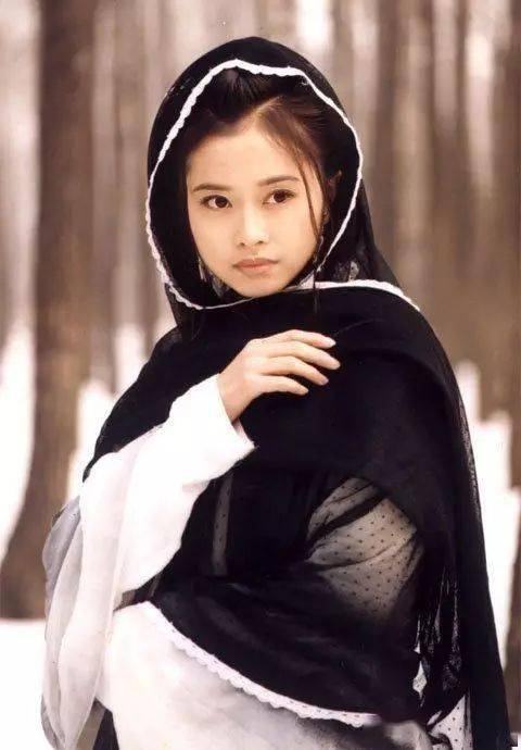 她是最美尼姑,吴彦祖都为她着迷,如今42岁皮肤秒杀同龄人!_何美钿