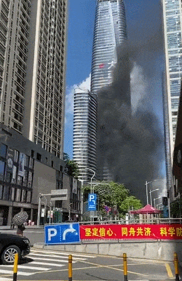 据现场目击者拍摄的视频显示,滚滚浓烟从大厦底层一窗口处