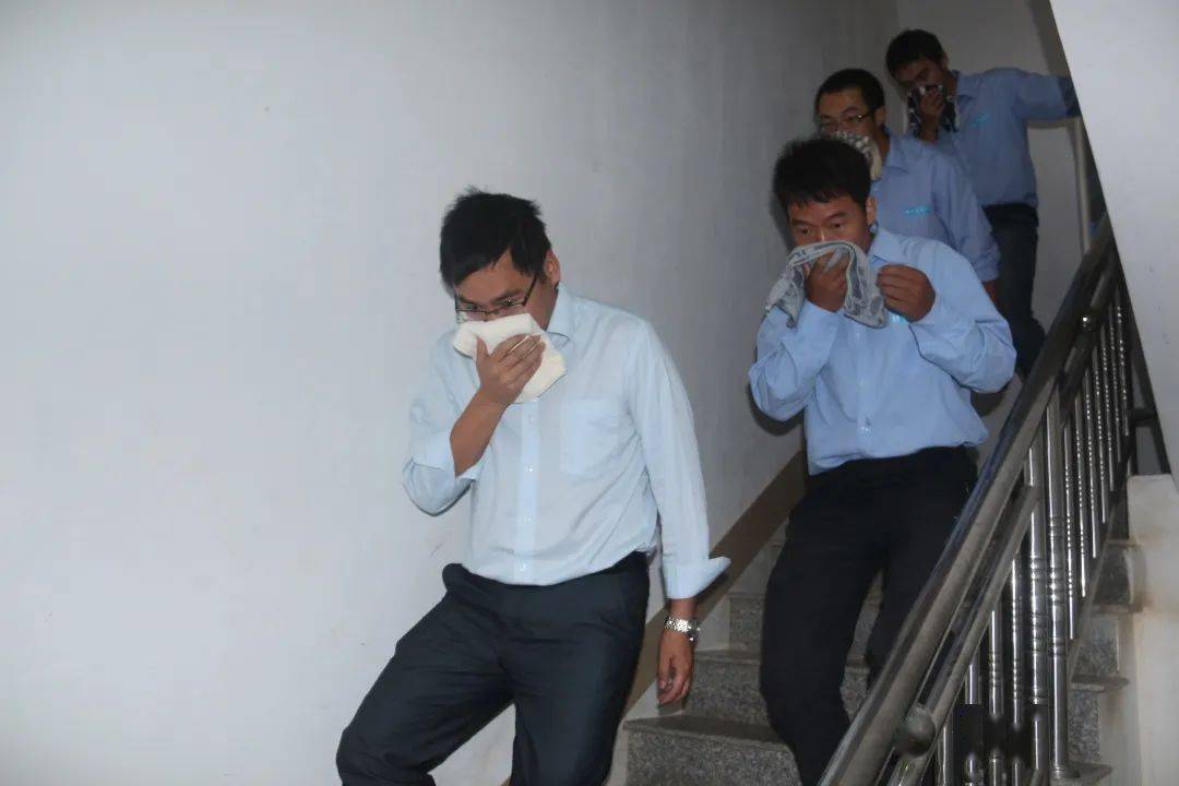 是进入影剧院等公共场所时,要留意观察疏散通道和安全出口的位置,记住