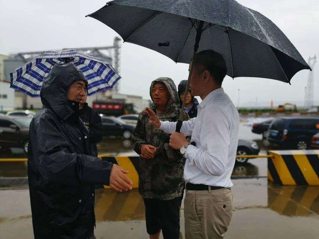 目前,经过加宽加固的堤坝在风雨中岿然屹立,人民子弟兵又奔赴到下一个