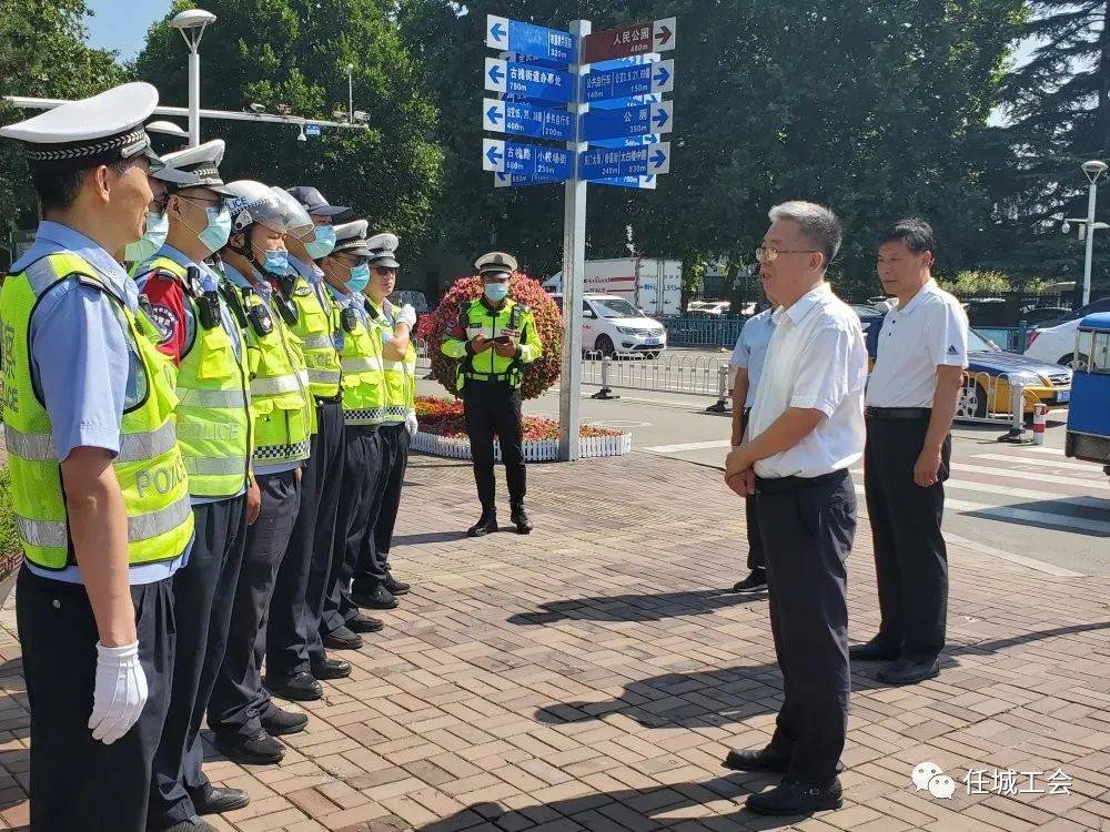 区委副书记胡钦走访慰问一线执勤交警