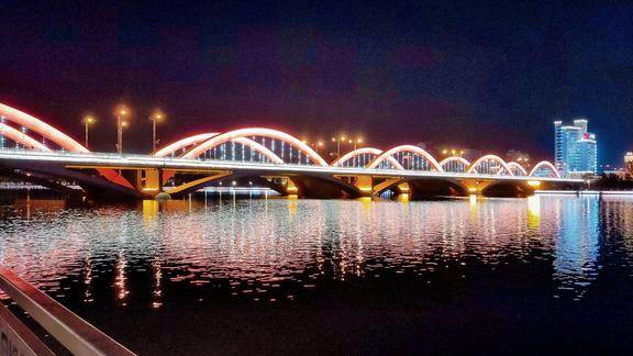 夜晚漫步在太原的漪汾桥再次被这里繁华的夜景所震撼