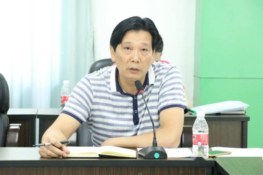 就教育系统重点工作进行了汇报;横栏中学校长黎碧东就学校办学历程