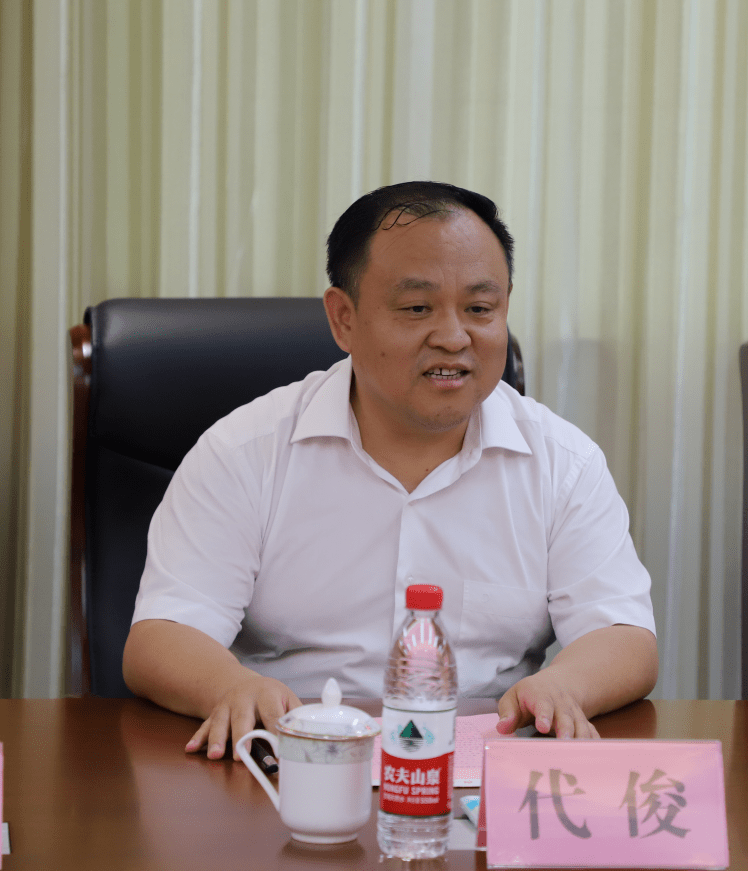 杨震同志任四川省南充师范学校党委书记,校长