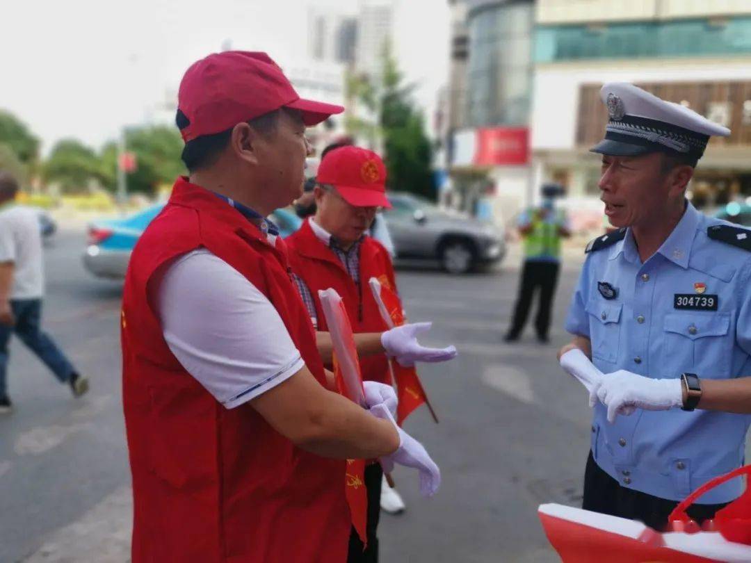 创城在行动九倡导文明出行宣传干部变身交通引导员