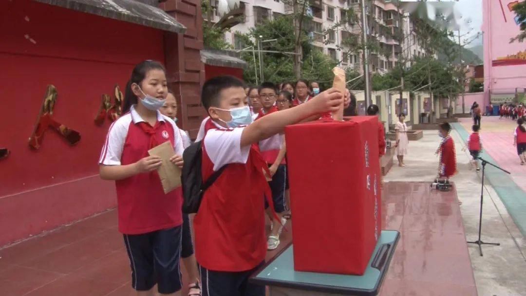 献出一片爱心托起一份希望,泸定桥小学为重病学生爱心捐款
