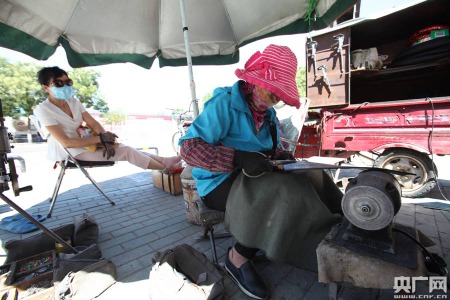 现代人离不开的老手艺(央广网记者 徐升 摄)