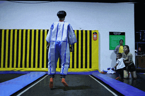 那些被网红店毁掉的中国女孩_蹦床