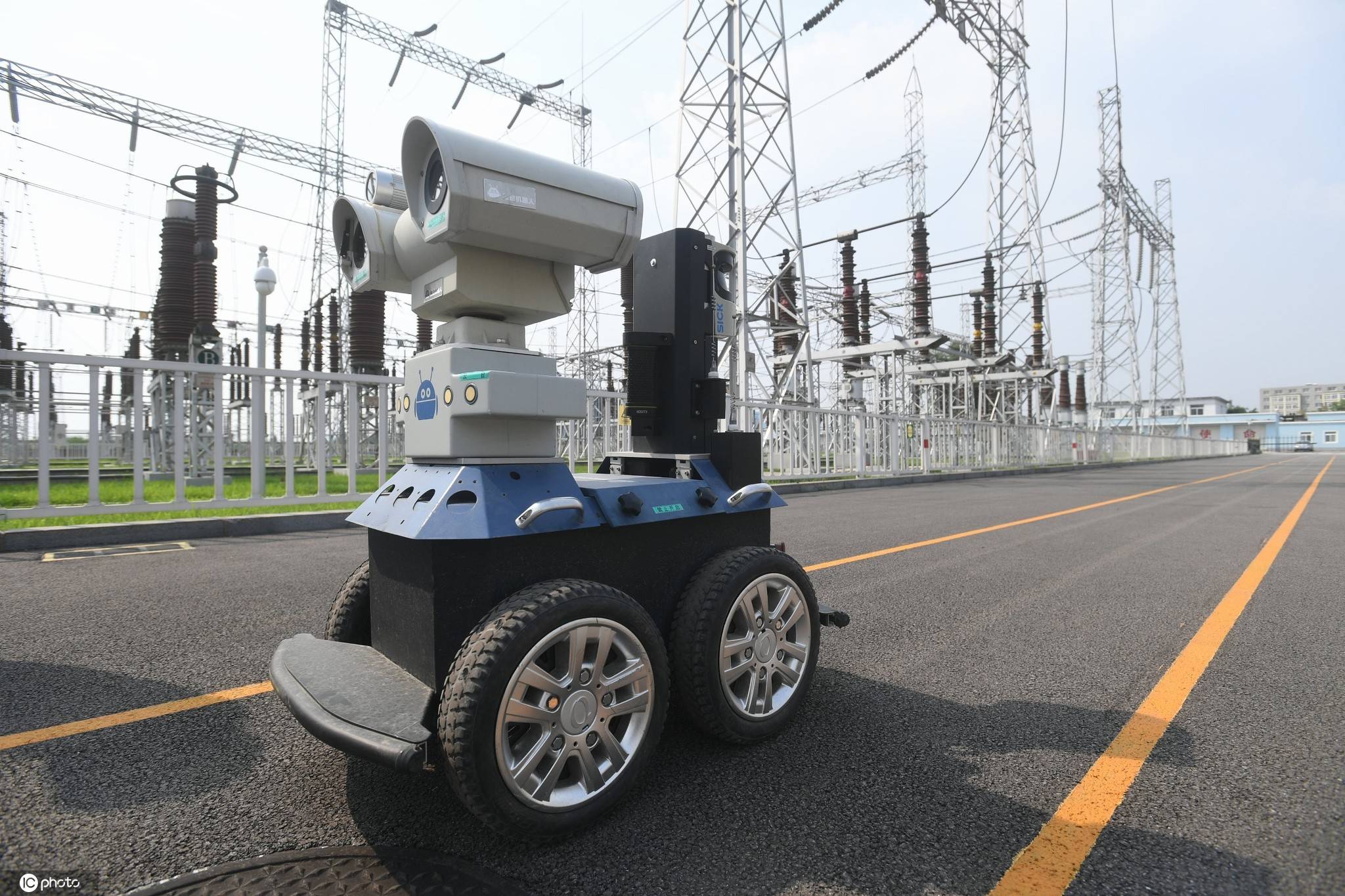 智能机器人巡检电力 每天工作8小时可自动回充电量