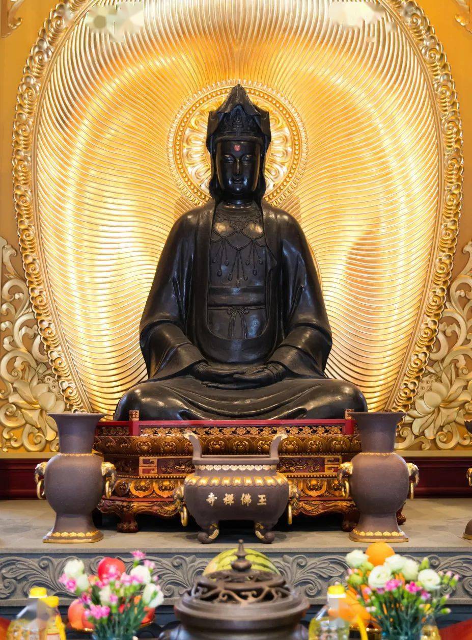 观音殿在玉佛禅寺大雄宝殿正中,面向南方供奉三世佛圣像,南向北方供奉