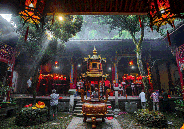 虽然洞主庙内有正殿,清幽阁,厢房,附屋40余间,但每当到了圆梦节那几天