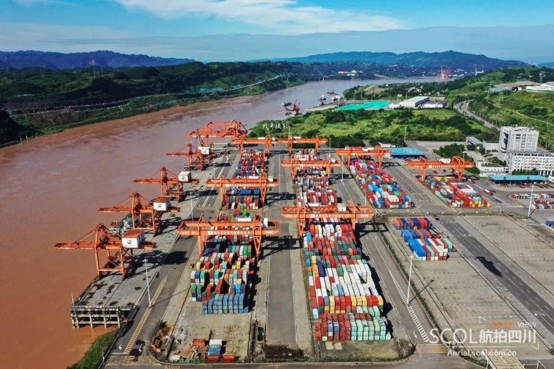 航拍宜宾港志城作业区:四川造重型设备从这离港