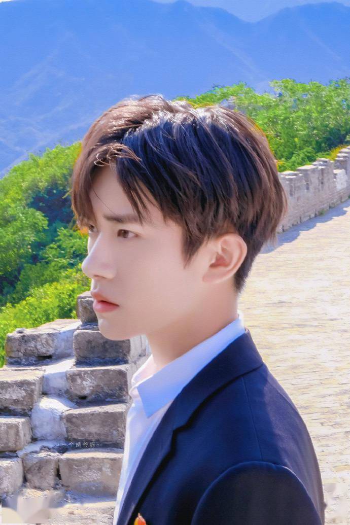 易烊千玺侧颜照小合集,下颌线"杀人"事件正在上演