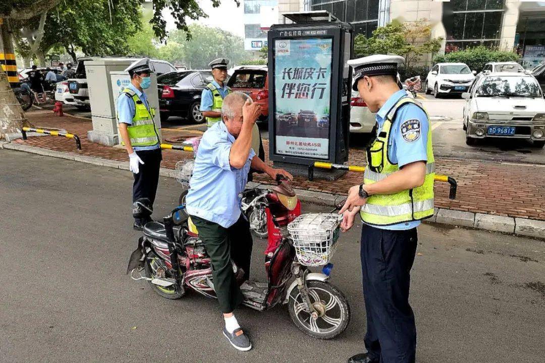 滕州市民:交警开始在路口检查无牌电动车了,没挂的赶紧了.
