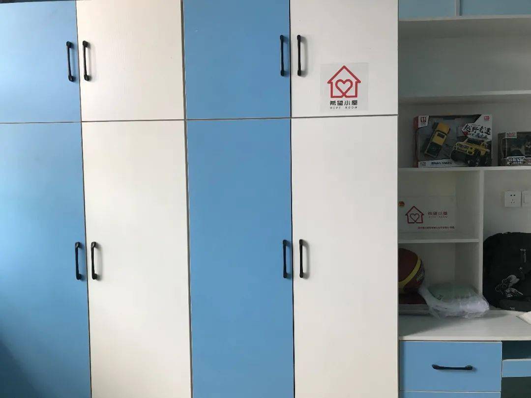 摆得下一张平坦的书桌,安放下一张舒适的小床,拥有一个的整洁空间