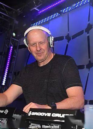 纽约快新闻疫情未去纽约人却开起了3000人演唱会高盛ceo还参加