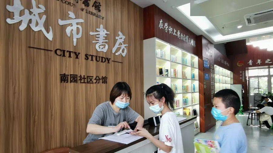 来馆的不同年龄层次的大小读者均表示宝应县图书馆丰富多样的图书和