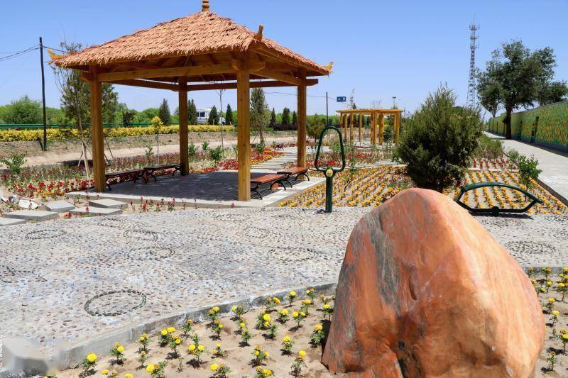 近年来,民勤县深入践行"绿水青山就是金山银山"理念,以争创"全国园林