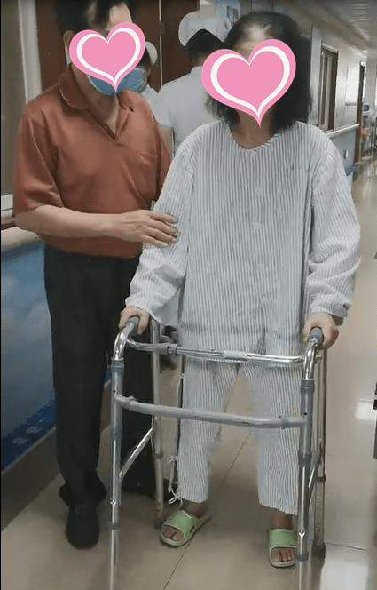 七旬老人摔倒骨折人工智能助力置换全髋关节术后隔天下地行走