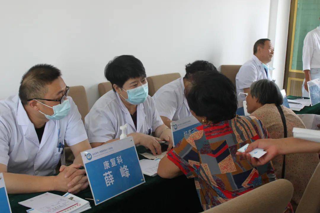 灌云县举行健康帮扶61提升幸福仁济医院巡回义诊活动启动仪式