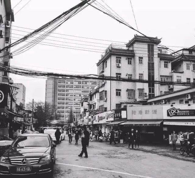 时常在各类"在杭州必做的x件事"排行榜中看到"到舟山东路吃奶酸菜鱼