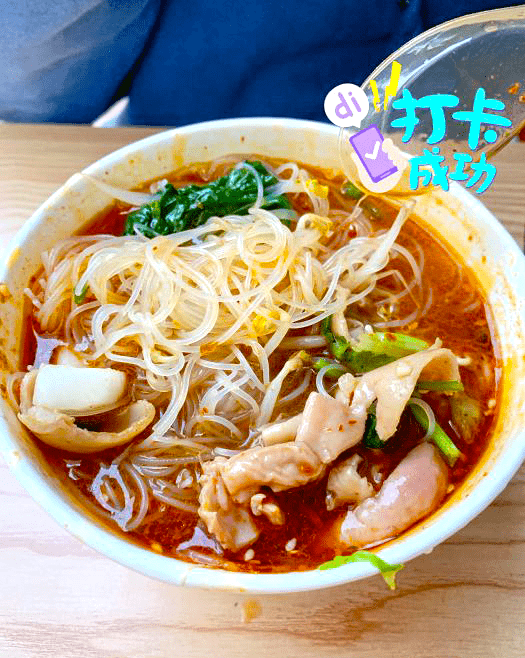 虽然酸辣粉的做法多种多样,但阿龙的酸辣粉辣椒粉是自己调的,口感清爽